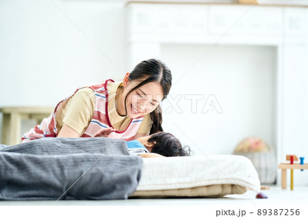 保育園時を寝かしつける女性保育士 89387256
