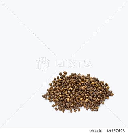 Heap of roasted coffee beans on white with copy space. Detailed image of coffee beans. Heap of roasted coffee beans on white with copy space. Detailed image of coffee beans. 89387608