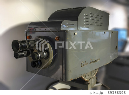 [国内] 50年代のテレビ番組や製作で使用されたマルチレンズのプロカメラのクローズアップ。 89388398