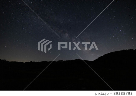 岡山県美咲町の大垪和西の美しい棚田と天の川 89388793