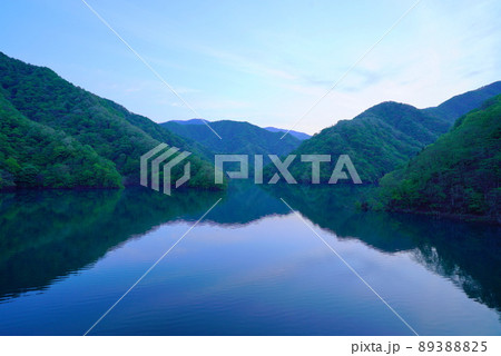 春の徳山ダムの白谷の日の出前 春の徳山ダムの白谷の日の出前 89388825