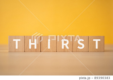 喉の渇き・渇望のイメージ｜「THIRST」と書かれた積み木 89390383