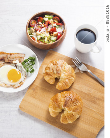 クロワッサンとベーコンエッグの朝食 クロワッサンとベーコンエッグの朝食 89391016