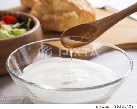 プレーンヨーグルトにえごま油をかける 89391408