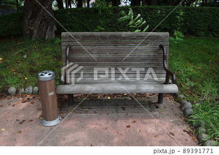公園のベンチ 89391771