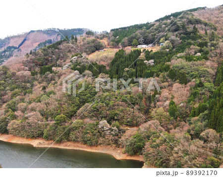 椎葉村の峻険な山間の集落 89392170