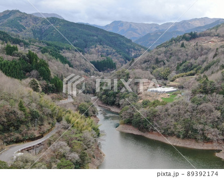 椎葉村の椎葉ダム湖湖畔の空撮 89392174