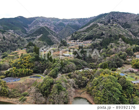 椎葉村の峻険な山間の集落の空撮 椎葉村の峻険な山間の集落の空撮 89392176