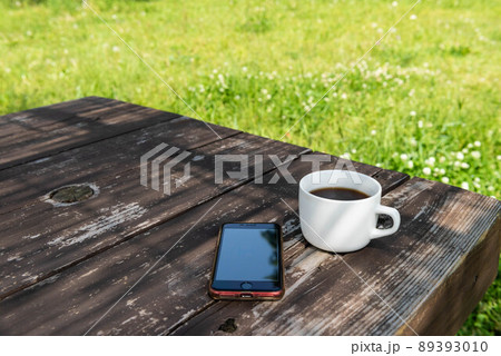 公園のテーブルでコーヒーブレイク 公園のテーブルでコーヒーブレイク 89393010