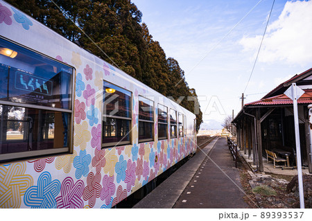 山形鉄道　羽前成田駅のはるの風景　古びた駅舎がノスタルジックな雰囲気を漂わせる 89393537