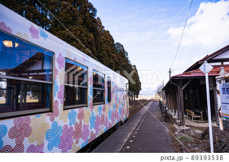 山形鉄道　羽前成田駅のはるの風景　古びた駅舎がノスタルジックな雰囲気を漂わせる 89393538