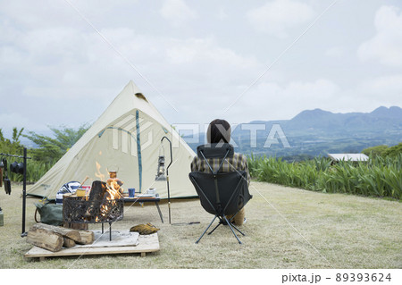 キャンプ場でくつろぐ若い女性　ソロキャンプ　チェアリング 89393624