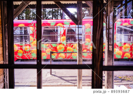 山形鉄道 羽前成田駅のはるの風景 古びた駅舎がノスタルジックな雰囲気を漂わせる 山形鉄道 羽前成田駅のはるの風景 古びた駅舎がノスタルジックな雰囲気を漂わせる 89393687