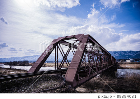 山形県白鷹町の荒砥鉄橋は最上川にかかる橋で風光明媚なビューポイントである 89394031