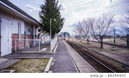 山形鉄道　白鷹町　荒砥駅のはるの風景　古びた駅舎がノスタルジックな雰囲気を漂わせる 89394403