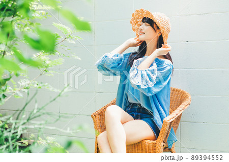 夏ファッションの女性 89394552