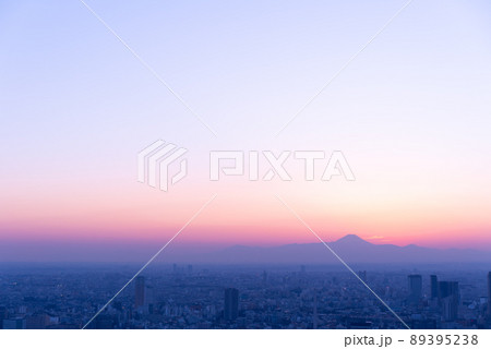 東京都 夕暮れ時の富士山と都市風景 東京都 夕暮れ時の富士山と都市風景 89395238