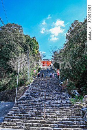 愛媛　道後温泉　伊佐爾波神社　急階段と赤い社 89395392