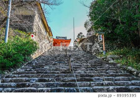 愛媛 道後温泉 伊佐爾波神社 急階段と赤い社 愛媛 道後温泉 伊佐爾波神社 急階段と赤い社 89395395