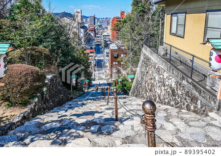 愛媛　道後温泉　伊佐爾波神社　急階段と赤い社 89395402