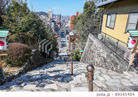 愛媛　道後温泉　伊佐爾波神社　急階段と赤い社 89395404