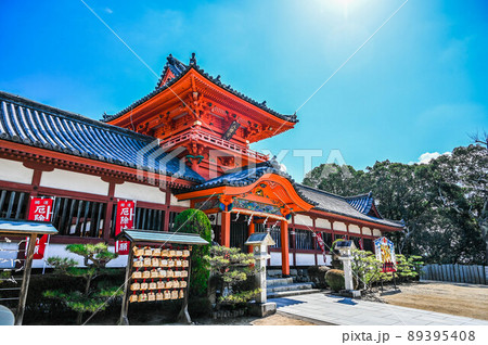 愛媛　道後温泉　伊佐爾波神社　急階段と赤い社 89395408