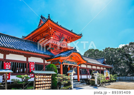 愛媛　道後温泉　伊佐爾波神社　急階段と赤い社 89395409