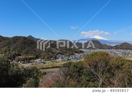 伊豆の国市の街並みと富士山(静岡県伊豆の国市) 伊豆の国市の街並みと富士山(静岡県伊豆の国市) 89395657