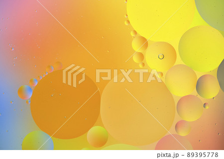 カラフルな背景に浮かぶ水玉 89395778