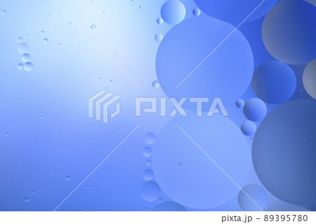 カラフルな背景に浮かぶ水玉 89395780