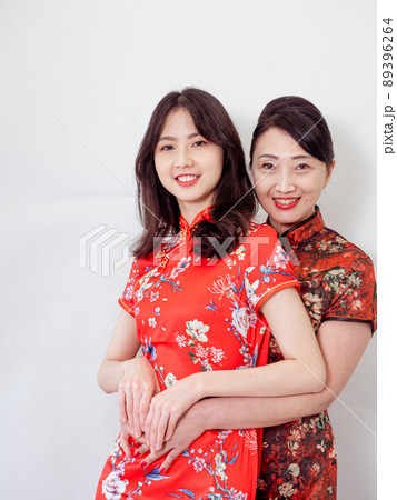 だっこ 抱き合う 抱きしめる 89396264