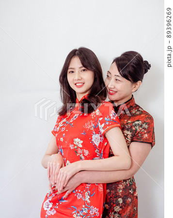だっこ 抱き合う 抱きしめる 89396269