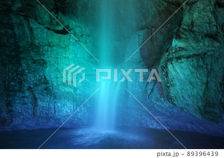 神秘的な景色　滝観洞 89396439