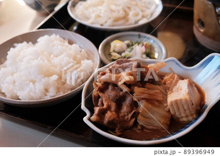 ぼたん鍋の具材(猪肉、豆腐、白菜、えのき茸など)をとんすいに入れ食べる前の状態、ご飯や締めのうどん有 ぼたん鍋の具材(猪肉、豆腐、白菜、えのき茸など)をとんすいに入れ食べる前の状態、ご飯や締めのうどん有 89396949