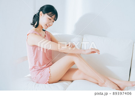 腕のスキンケアをする女性 89397406