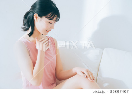 スキンケアをする女性 89397407