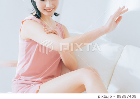 腕のスキンケアをする女性 腕のスキンケアをする女性 89397409