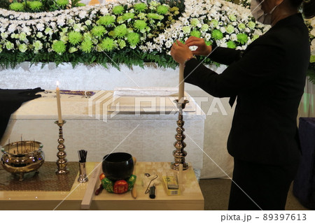 開式の準備をするセレモニーレディー 開式の準備をするセレモニーレディー 89397613