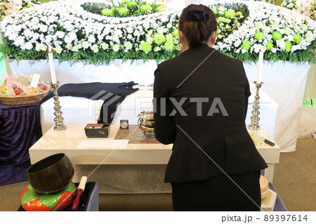 開式の準備をするセレモニーレディー 89397614