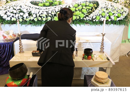 開式の準備をするセレモニーレディー 開式の準備をするセレモニーレディー 89397615
