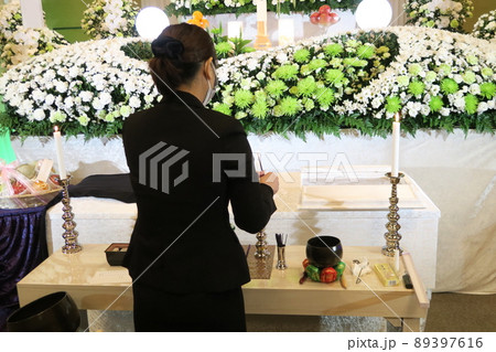 開式の準備をするセレモニーレディー 開式の準備をするセレモニーレディー 89397616
