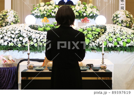 お焼香をする親族 89397619