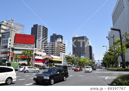 大阪上本町駅前の街並み 89397767
