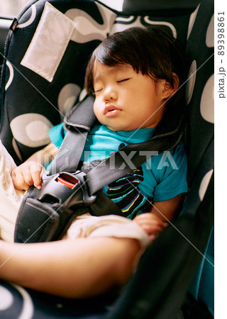 チャイルドシートに乗る2歳児 チャイルドシートに乗る2歳児 89398861