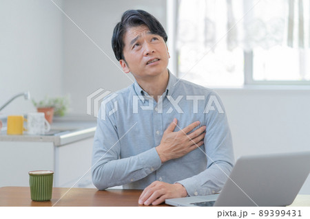 胸の痛みを訴える中年男性 89399431