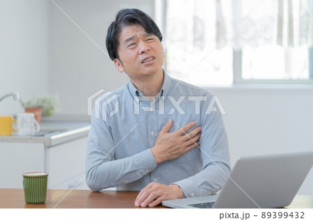 胸の痛みを訴える中年男性 89399432