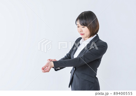 身なりを整えるビジネスウーマン 上半身 身なりを整えるビジネスウーマン 上半身 89400555