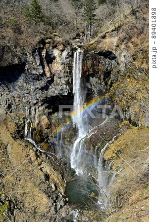 虹かかる華厳の滝 89401898