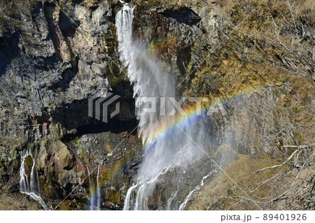 虹かかる華厳の滝 89401926