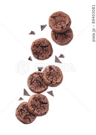Falling cookie chocolate on white backgrounds 89403081